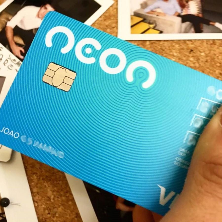 Carta al neon, fanatico delle notizie
