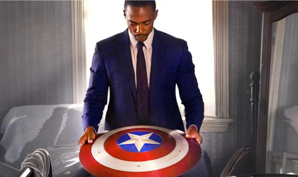Ist Captain America tot? Was ist mit ihm passiert? Falcon hält den Schild von Captain America