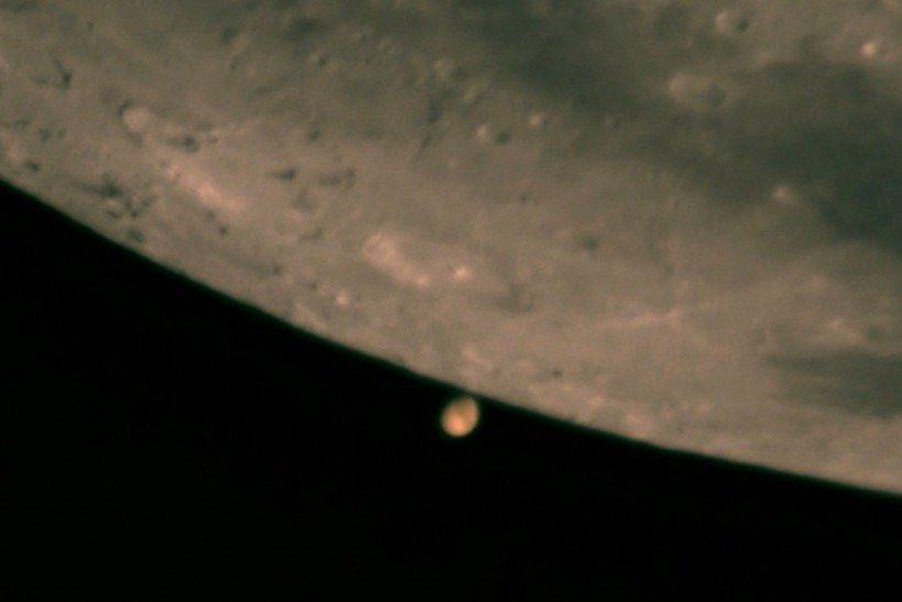Planeta marte prestes a ser ocultado pela lua
